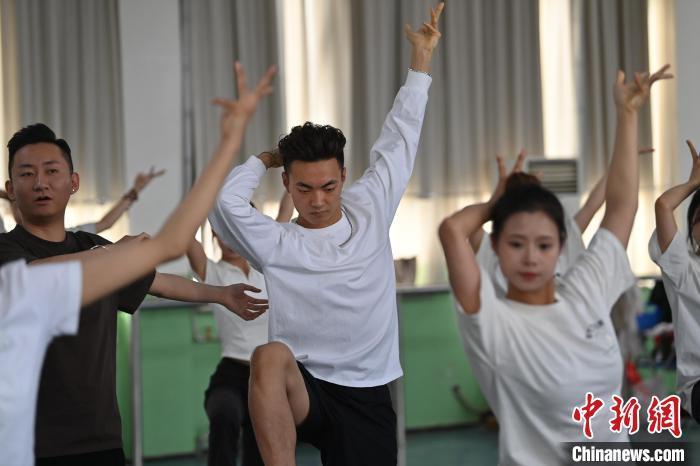 6月6日，在甘肅敦煌青年夜校課程中，青年學(xué)員學(xué)習(xí)敦煌舞課程。李亞龍 攝　　