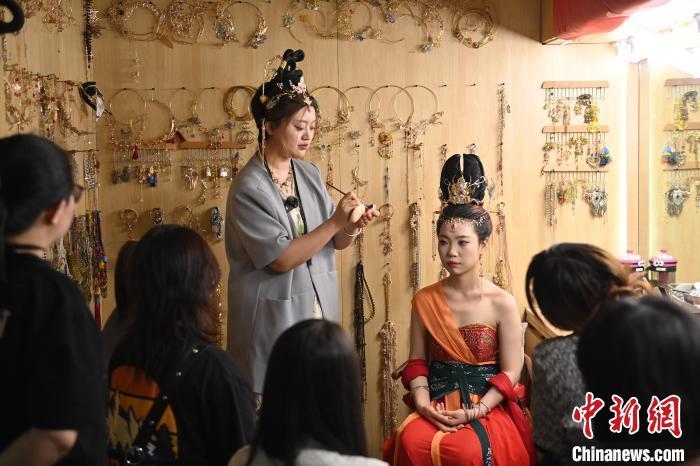 6月6日，在甘肅敦煌青年夜校課程中，青年學(xué)員學(xué)習(xí)敦煌美妝課程。李亞龍 攝