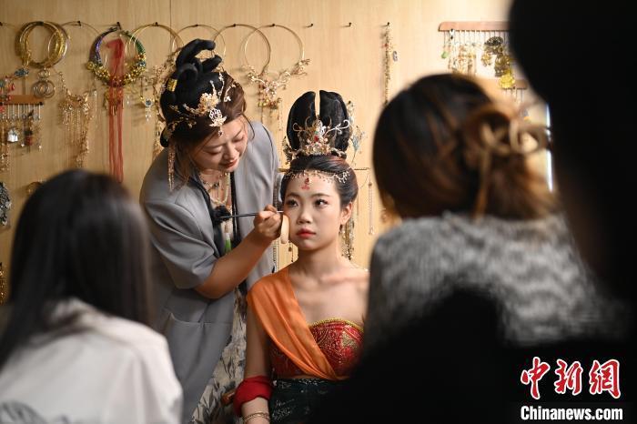 6月6日，在甘肅敦煌青年夜校課程中，青年學(xué)員學(xué)習(xí)敦煌美妝課程。李亞龍 攝　　