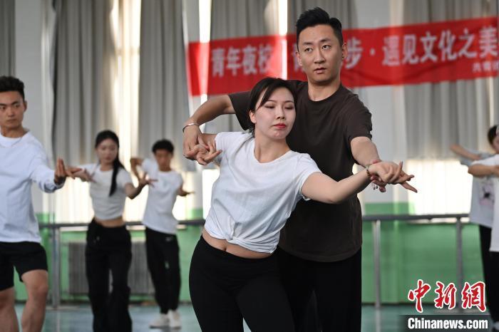 6月6日，在甘肅敦煌青年夜校課程中，學(xué)員學(xué)習(xí)敦煌舞課程。李亞龍 攝　　