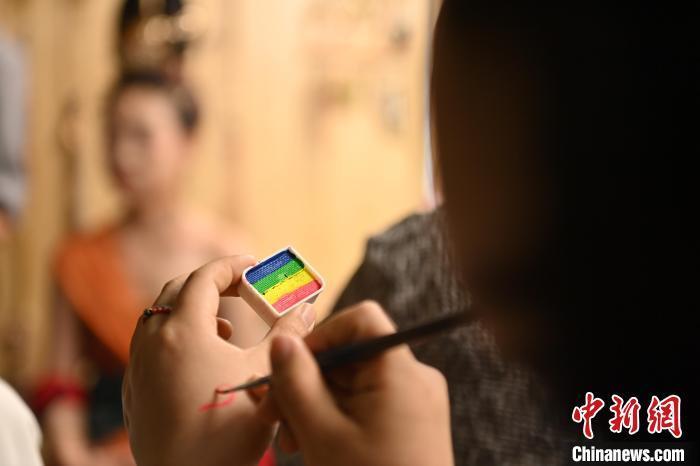 6月6日，在甘肅敦煌青年夜校課程中，青年學(xué)員學(xué)習(xí)敦煌美妝課程。李亞龍 攝　　