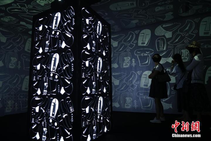 圖為游客參觀藝術展。中新社記者 李亞龍 攝