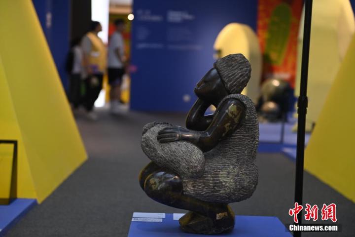 圖為游客參觀藝術展。中新社記者 李亞龍 攝</p>
<p>