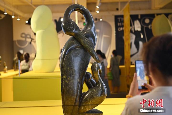 圖為游客拍攝蛇紋石作品《依戀》。中新社記者 李亞龍 攝