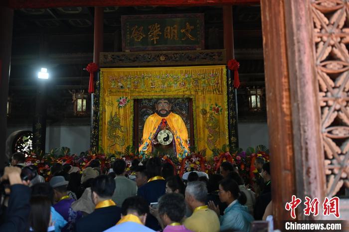 6月21日，2024(甲辰)年公祭中華人文始祖伏羲大典在甘肅天水舉行，來(lái)自海峽兩岸及港澳地區(qū)約500人現(xiàn)場(chǎng)共祭中華人文始祖伏羲。中新社記者 李亞龍 攝