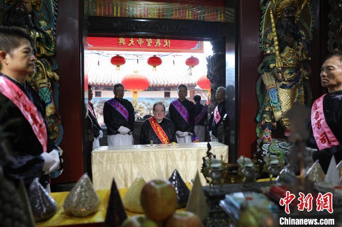 6月21日，“2024(甲辰年)兩岸共祭人文始祖伏羲典禮”在臺(tái)灣新北舉行。擔(dān)任主祭官的先嗇宮董事長(zhǎng)、中國(guó)國(guó)民黨前秘書長(zhǎng)李乾龍(中)出席典禮并擔(dān)任主祭官。中新社記者 張曉曦 攝