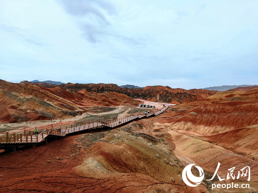  雨后的七彩丹霞，顏色格外艷麗。人民網(wǎng) 黃津曉虎攝