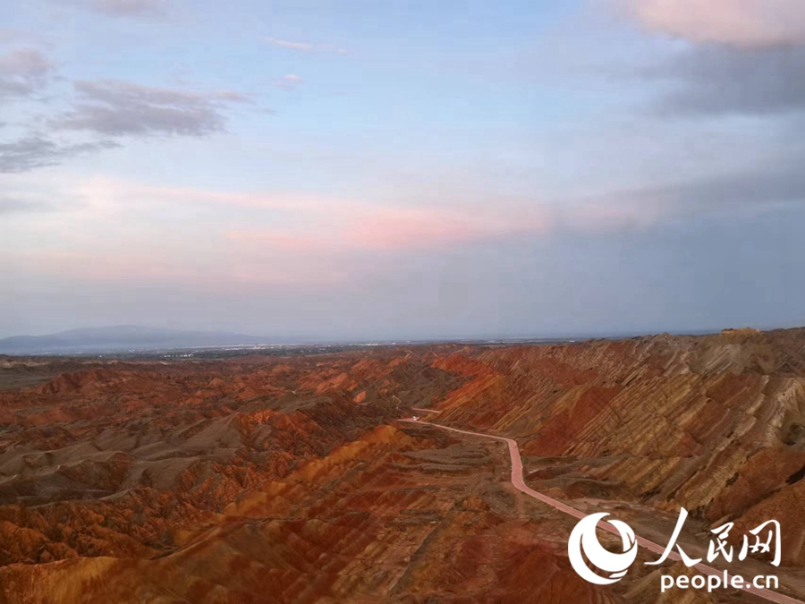 日落時分，余暉與丹霞交相輝映。人民網(wǎng)記者 唐嘉藝攝