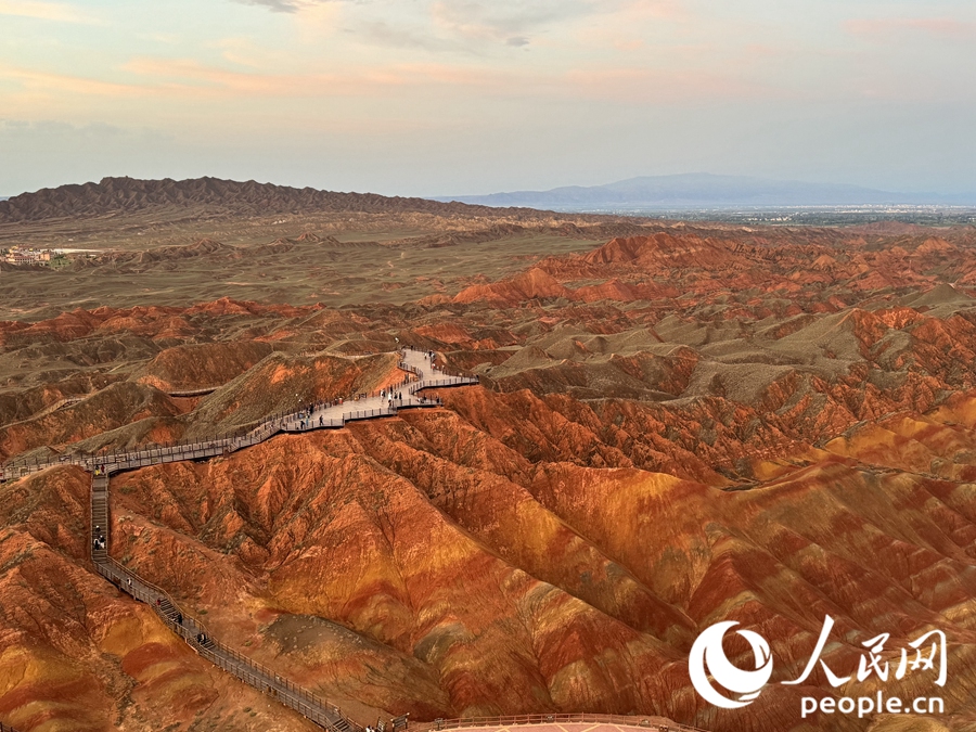 日落時分，余暉與丹霞交相輝映。人民網(wǎng)記者 徐冬兒攝