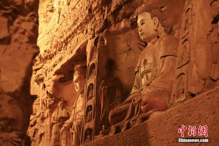 7月15日，甘肅省平?jīng)鍪袥艽h百里石窟長(zhǎng)廊中的王母宮石窟造像。百里石窟長(zhǎng)廊位于涇川縣境內(nèi)，由512個(gè)石窟、5眼窟中石井組成，現(xiàn)存王母宮石窟、鳳凰山石窟、南石窟寺、丈八寺石窟、羅漢洞石窟、太山寺石窟等規(guī)模較大的石窟群，還有數(shù)量眾多的小石窟群。王母宮石窟又名千佛洞，該窟設(shè)計(jì)宏大，造像生動(dòng)，窟內(nèi)擁有造像數(shù)百尊，是較為珍貴的佛教文化歷史遺存。中新社記者 李亞龍 攝</p>
<p>