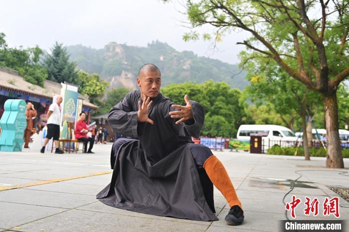 7月14日，甘肅省平?jīng)鍪嗅轻忌骄皡^(qū)內(nèi)，嵩山少林弟子展示武藝。7月13日至14日，“2024年北京體育大學(xué)第十五屆國際武術(shù)比賽交流大會(huì)暨首屆崆峒山國際武術(shù)大會(huì)”舉行，大會(huì)也在崆峒山景區(qū)進(jìn)行問道崆峒、武術(shù)高級(jí)研修班、崆峒拜師等系列活動(dòng)。中新社記者 李亞龍 攝</p>
<p>