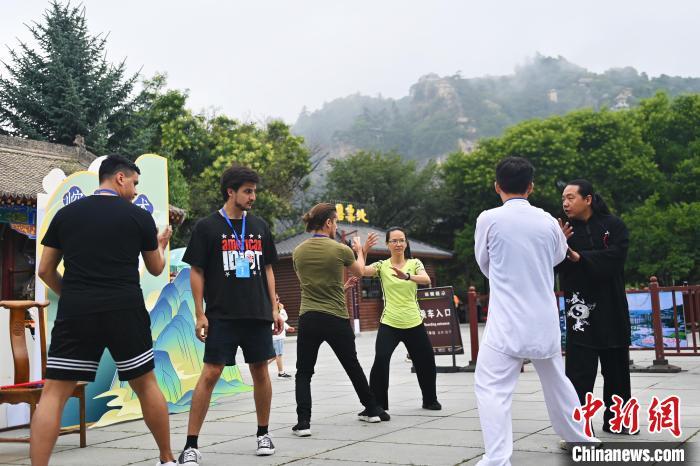 7月14日，甘肅省平?jīng)鍪嗅轻忌骄皡^(qū)內(nèi)，外籍武術(shù)愛好者學(xué)習(xí)崆峒派武術(shù)。7月13日至14日，“2024年北京體育大學(xué)第十五屆國際武術(shù)比賽交流大會(huì)暨首屆崆峒山國際武術(shù)大會(huì)”舉行，大會(huì)也在崆峒山景區(qū)進(jìn)行問道崆峒、武術(shù)高級(jí)研修班、崆峒拜師等系列活動(dòng)。中新社記者 李亞龍 攝</p>
<p>