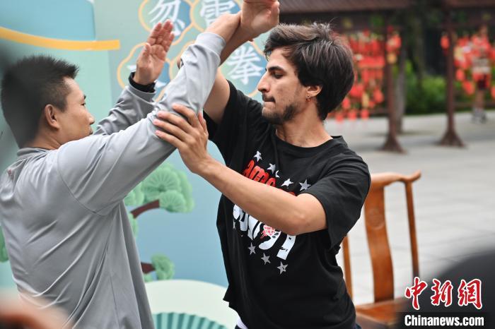 7月14日，甘肅省平?jīng)鍪嗅轻忌骄皡^(qū)內(nèi)，外籍武術(shù)愛好者(右)進(jìn)行忽雷太極拳切磋。7月13日至14日，“2024年北京體育大學(xué)第十五屆國際武術(shù)比賽交流大會(huì)暨首屆崆峒山國際武術(shù)大會(huì)”舉行，大會(huì)也在崆峒山景區(qū)進(jìn)行問道崆峒、武術(shù)高級(jí)研修班、崆峒拜師等系列活動(dòng)。中新社記者 李亞龍 攝</p>
<p>