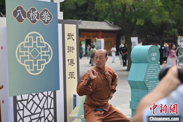 7月14日，甘肅省平?jīng)鍪嗅轻忌骄皡^(qū)內(nèi)，八極拳傳承人展示八極拳。7月13日至14日，“2024年北京體育大學(xué)第十五屆國際武術(shù)比賽交流大會(huì)暨首屆崆峒山國際武術(shù)大會(huì)”舉行，大會(huì)也在崆峒山景區(qū)進(jìn)行問道崆峒、武術(shù)高級(jí)研修班、崆峒拜師等系列活動(dòng)。中新社記者 李亞龍 攝</p>
<p>