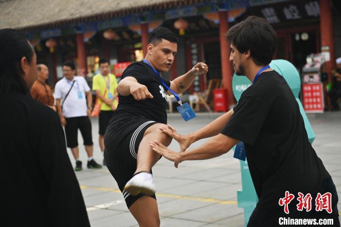 7月14日，甘肅省平?jīng)鍪嗅轻忌骄皡^(qū)內(nèi)，外籍武術(shù)愛好者切磋武藝。7月13日至14日，“2024年北京體育大學(xué)第十五屆國際武術(shù)比賽交流大會(huì)暨首屆崆峒山國際武術(shù)大會(huì)”舉行，大會(huì)也在崆峒山景區(qū)進(jìn)行問道崆峒、武術(shù)高級(jí)研修班、崆峒拜師等系列活動(dòng)。中新社記者 李亞龍 攝