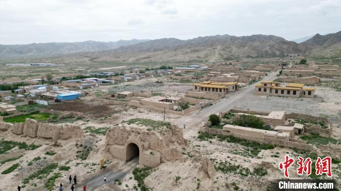 7月13日，位于山丹漢明長城遺址里的硤口古城。(無人機圖片) 　九美旦增 攝