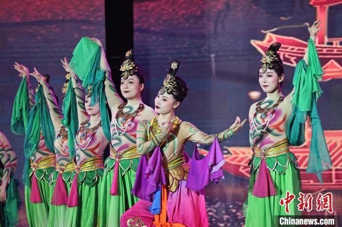 7月19日晚，第五屆黃河之濱文藝展演在蘭州體育文化廣場開幕。圖為開幕式演出敦煌舞蹈。張曦予 攝