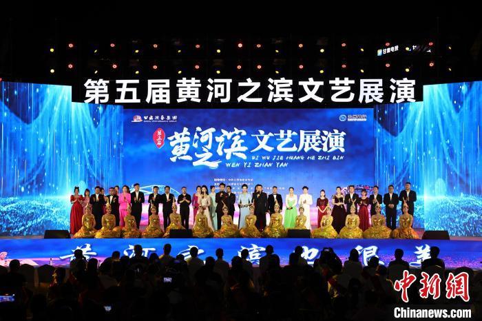 7月19日晚，第五屆黃河之濱文藝展演在蘭州體育文化廣場開幕。張曦予 攝