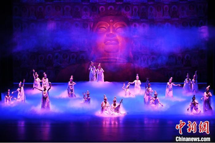 7月18日晚，中國經(jīng)典舞劇《絲路花雨》在甘肅蘭州黃河劇院進(jìn)行演出。中國經(jīng)典舞劇《絲路花雨》迎來45周年，7月17日-8月4日在蘭州開啟為期多天的駐場演出。該舞劇取材于敦煌莫高窟壁畫，集中國霓裳羽衣舞、敦煌舞、印度舞、黑巾舞、波斯馬鈴舞等于一身，自1979年演出至今，該劇先后在40多個(gè)國家和地區(qū)演出近4000場，觀眾550多萬人次。中新社記者 李亞龍 攝</p>
<p>