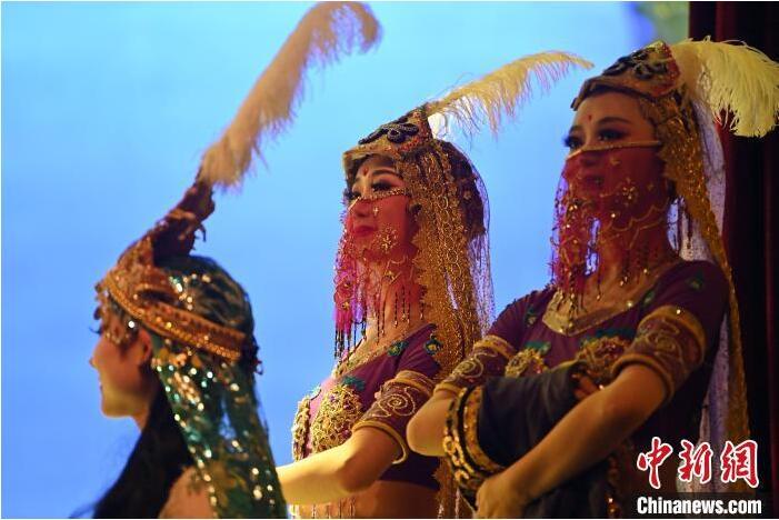 7月18日晚，中國經(jīng)典舞劇《絲路花雨》在甘肅蘭州黃河劇院進(jìn)行演出。中國經(jīng)典舞劇《絲路花雨》迎來45周年，7月17日-8月4日在蘭州開啟為期多天的駐場演出。該舞劇取材于敦煌莫高窟壁畫，集中國霓裳羽衣舞、敦煌舞、印度舞、黑巾舞、波斯馬鈴舞等于一身，自1979年演出至今，該劇先后在40多個(gè)國家和地區(qū)演出近4000場，觀眾550多萬人次。中新社記者 李亞龍 攝</p>
<p>