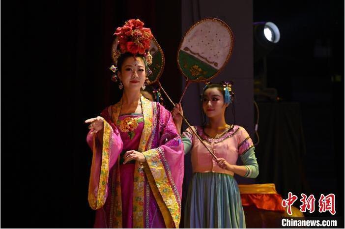 7月18日晚，中國經(jīng)典舞劇《絲路花雨》在甘肅蘭州黃河劇院進(jìn)行演出。中國經(jīng)典舞劇《絲路花雨》迎來45周年，7月17日-8月4日在蘭州開啟為期多天的駐場演出。該舞劇取材于敦煌莫高窟壁畫，集中國霓裳羽衣舞、敦煌舞、印度舞、黑巾舞、波斯馬鈴舞等于一身，自1979年演出至今，該劇先后在40多個(gè)國家和地區(qū)演出近4000場，觀眾550多萬人次。中新社記者 李亞龍 攝</p>
<p>