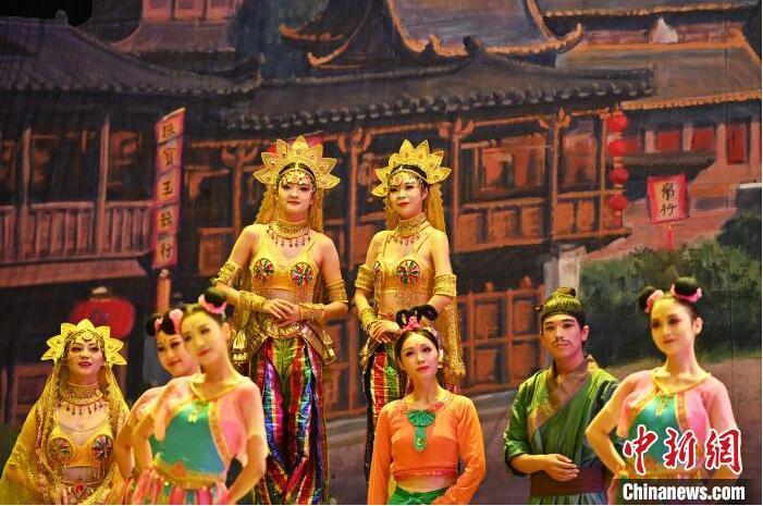 7月18日晚，中國經(jīng)典舞劇《絲路花雨》在甘肅蘭州黃河劇院進(jìn)行演出。中國經(jīng)典舞劇《絲路花雨》迎來45周年，7月17日-8月4日在蘭州開啟為期多天的駐場演出。該舞劇取材于敦煌莫高窟壁畫，集中國霓裳羽衣舞、敦煌舞、印度舞、黑巾舞、波斯馬鈴舞等于一身，自1979年演出至今，該劇先后在40多個(gè)國家和地區(qū)演出近4000場，觀眾550多萬人次。中新社記者 李亞龍 攝</p>
<p>