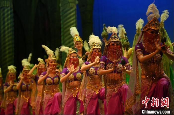 7月18日晚，中國經(jīng)典舞劇《絲路花雨》在甘肅蘭州黃河劇院進(jìn)行演出。中國經(jīng)典舞劇《絲路花雨》迎來45周年，7月17日-8月4日在蘭州開啟為期多天的駐場演出。該舞劇取材于敦煌莫高窟壁畫，集中國霓裳羽衣舞、敦煌舞、印度舞、黑巾舞、波斯馬鈴舞等于一身，自1979年演出至今，該劇先后在40多個(gè)國家和地區(qū)演出近4000場，觀眾550多萬人次。中新社記者 李亞龍 攝</p>
<p>