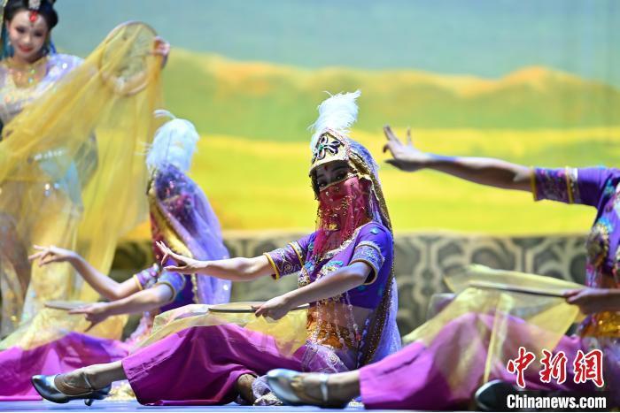7月18日晚，中國經(jīng)典舞劇《絲路花雨》在甘肅蘭州黃河劇院進(jìn)行演出。中國經(jīng)典舞劇《絲路花雨》迎來45周年，7月17日-8月4日在蘭州開啟為期多天的駐場演出。該舞劇取材于敦煌莫高窟壁畫，集中國霓裳羽衣舞、敦煌舞、印度舞、黑巾舞、波斯馬鈴舞等于一身，自1979年演出至今，該劇先后在40多個(gè)國家和地區(qū)演出近4000場，觀眾550多萬人次。中新社記者 李亞龍 攝</p>
<p>
