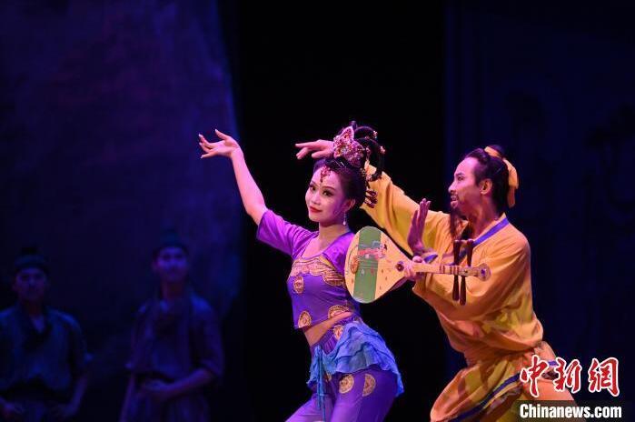 7月18日晚，中國經(jīng)典舞劇《絲路花雨》在甘肅蘭州黃河劇院進(jìn)行演出。中國經(jīng)典舞劇《絲路花雨》迎來45周年，7月17日-8月4日在蘭州開啟為期多天的駐場演出。該舞劇取材于敦煌莫高窟壁畫，集中國霓裳羽衣舞、敦煌舞、印度舞、黑巾舞、波斯馬鈴舞等于一身，自1979年演出至今，該劇先后在40多個(gè)國家和地區(qū)演出近4000場，觀眾550多萬人次。中新社記者 李亞龍 攝</p>
<p>
