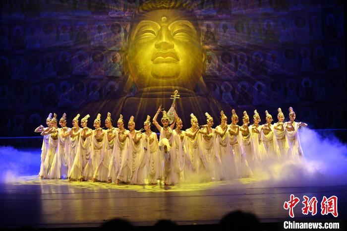 7月18日晚，中國經(jīng)典舞劇《絲路花雨》在甘肅蘭州黃河劇院演出。李亞龍 攝