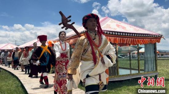 2024年6月，甘肅甘南藏族自治州上演藏服時(shí)裝秀。(資料圖)高瑩 攝