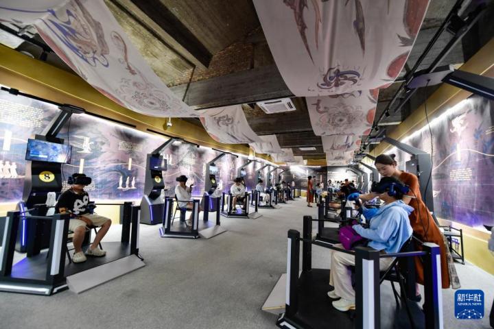 7月22日，游客線下體驗(yàn)“尋境敦煌——數(shù)字敦煌沉浸展”。新華社記者 郎兵兵 攝</p>
<p>