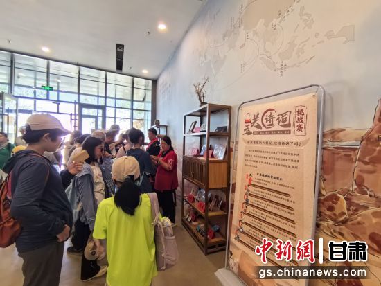 近日，玉門關(guān)遺址景區(qū)開啟了一場(chǎng)精彩紛呈的玉關(guān)詩詞挑戰(zhàn)賽，吸引眾多游人參與其中。玉門關(guān)遺址景區(qū)供圖