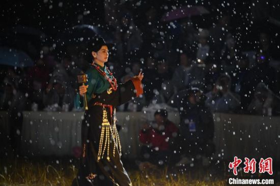 圖為2024年8月6日晚大賽現(xiàn)場模特進(jìn)行比賽。李亞龍 攝