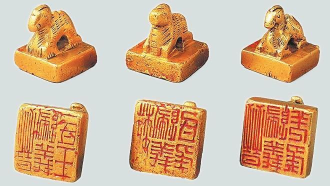 從左至右依次為“晉歸義羌侯”金印、“晉歸義氐王”金印、“魏歸義氐侯”金印