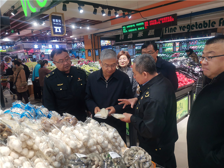 圖為市委常委、市紀(jì)委書記、市監(jiān)委主任張學(xué)勇調(diào)研食品安全責(zé)任包保企業(yè)西部天地商貿(mào)有限責(zé)任公司.jpg