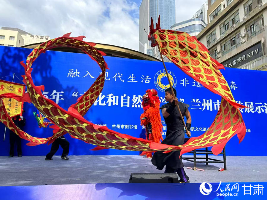 柴宗峰在2025年“文化和自然遺產(chǎn)日”蘭州市非遺宣傳展示活動(dòng)中表演舞獅。人民網(wǎng)記者 焦隆攝