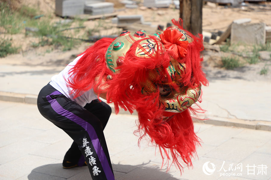 柴宗峰在桃林村展示蘭州北獅風(fēng)采。人民網(wǎng)記者 焦隆攝